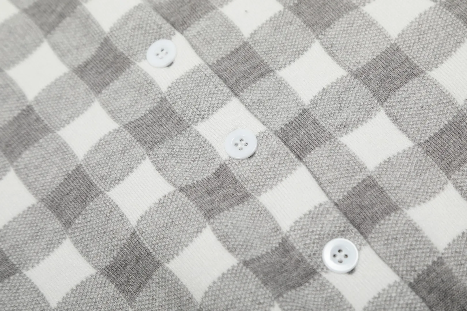 P166 💰 "Top quality" Style number: DS115# (on sale all year round) [Ralph Lauren plaid jacquard basic pony embroidered logo knitted cardigan short-sleeved] ✅Ralph Lauren all-match goddess style plain plaid knitted cardigan short-sleeved for all seasons ✅Main provider of platform live broadcast Wholesale entities ✅ZP quality 1:1 version Scan the code to enter the GF website Counter quality ✅Detailed quality The only one in Guangzhou Imported quality cotton yarn, focusing on high-end, cost-effective, good quality needless to say ✅The version restores the original version, loose, comfortable and stress-free, simple is high-end, classic is eternal, ✅The upper body is simple and easy to match, a must-have for goddess ootd. Good-looking clothes are never picky. A must-have in the goddess' wardrobe. Size: S-L Color: Navy Gray Yellow Pink Light Blue Red